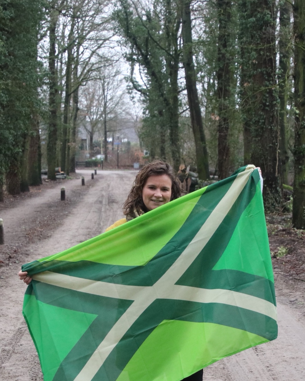 Merel Lindenhovius van Birdie Marketing met de Achterhoekse vlag in Winterswijk